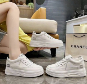 Giày thể thao trắng đế độn, tôn dáng, năng động thời trang.
