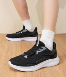 Giày thể thao đen, đế trắng, nhẹ, năng động, phong cách trẻ trung.